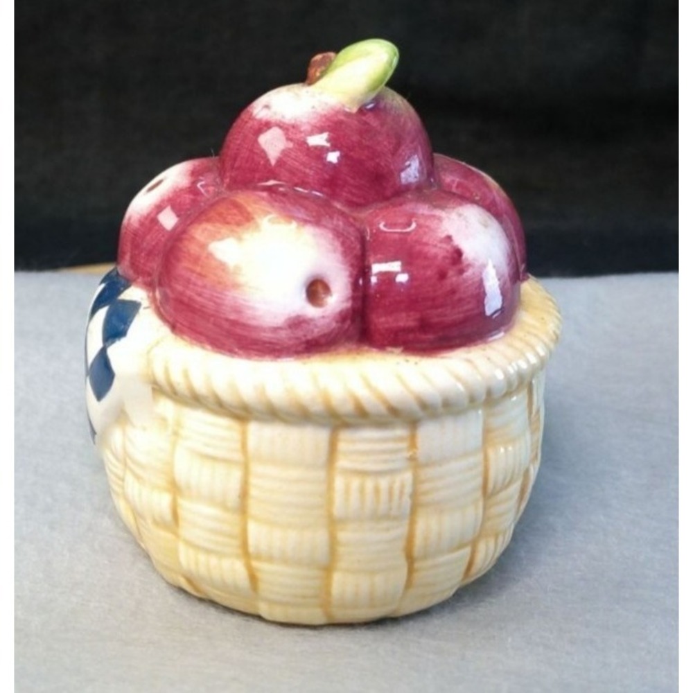 Susan Winget Ceramic Apple Basket Shaker - Hand Painted Salt Pepper 8 oz - Picture 6 of 6